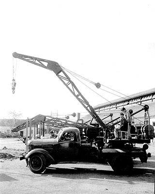 1963年，徐工成功研發中國首台5噸汽車起重機